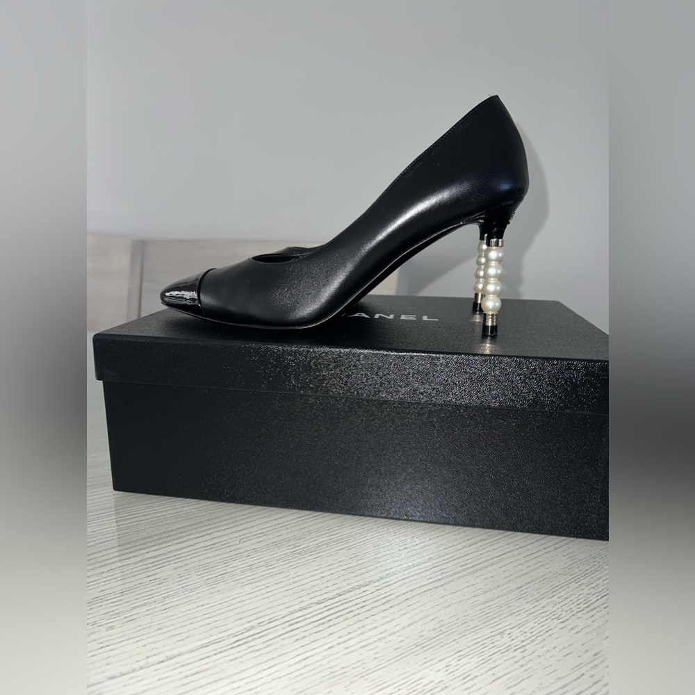 Chanel pumps pearl heel  size 37.5 US 7 gently used